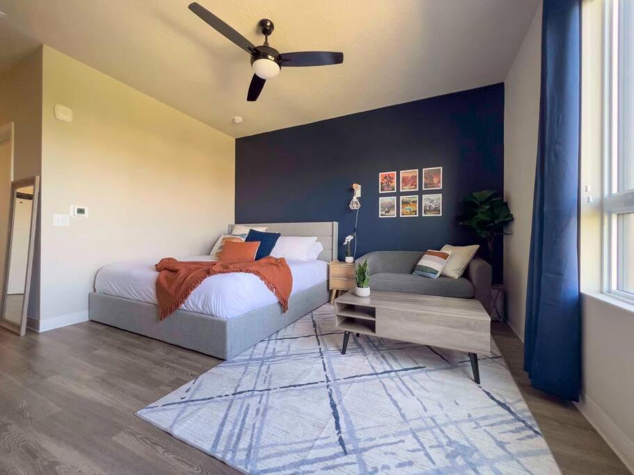 Navy Nights & Scenic Feels - Sleek Studio Stay